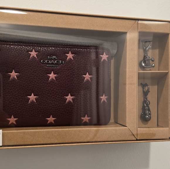 Coach boxed corner zip wristlet With Star Print Brand New - Picture 1 of 11